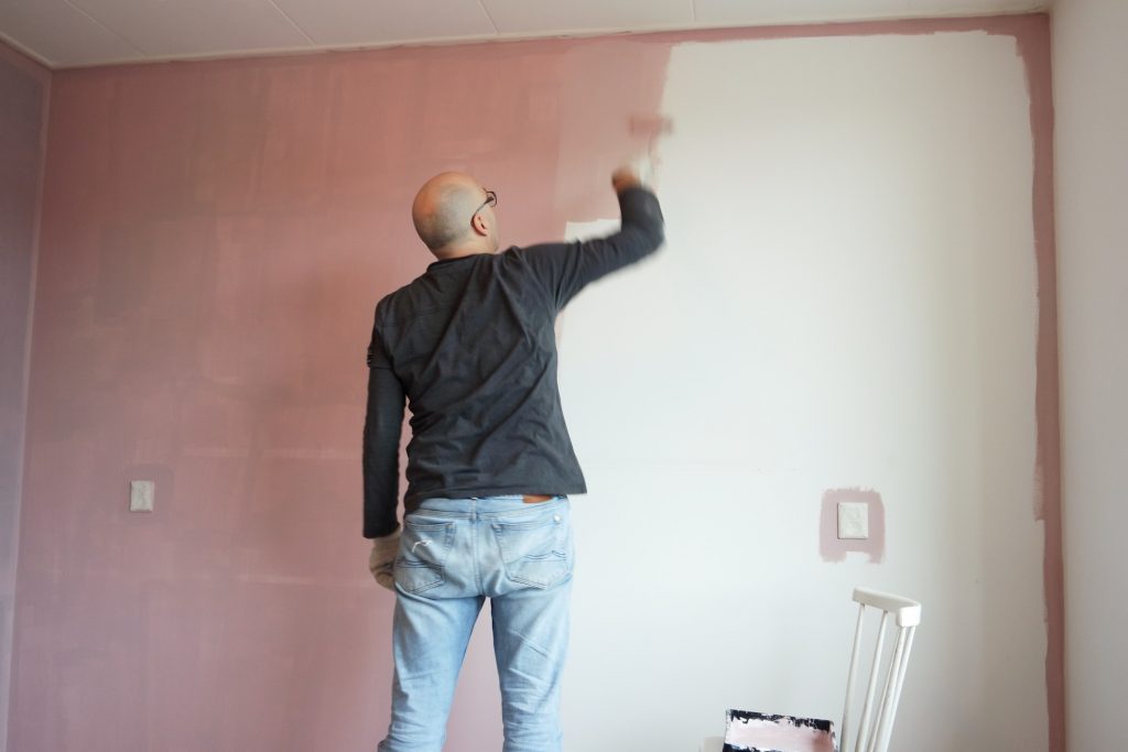homme-peinture-mur-rose